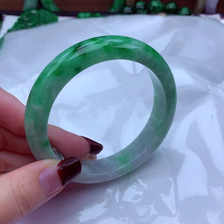 翡翠手镯未镶嵌翡翠