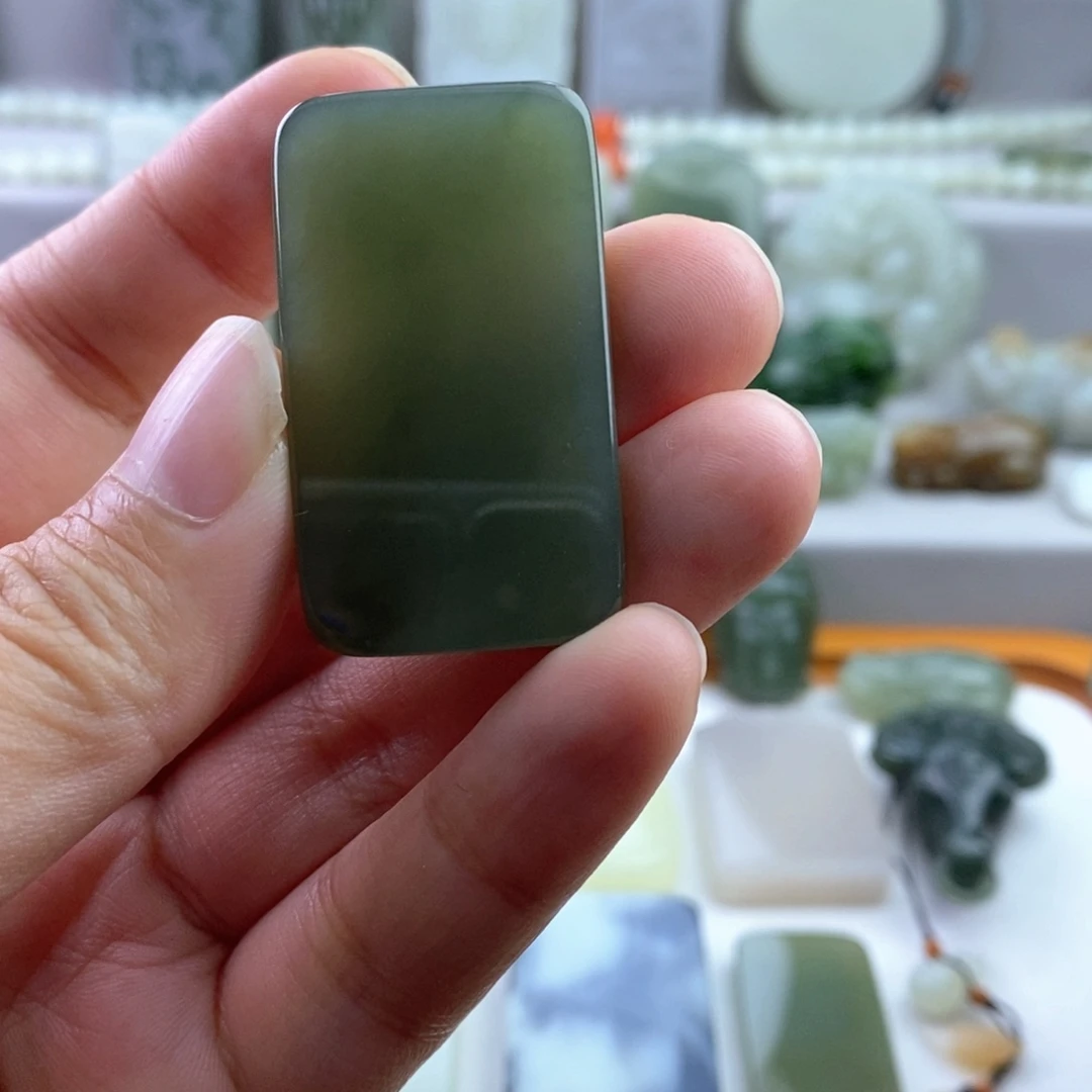 和田玉未镶嵌颈饰微包容有过渡色