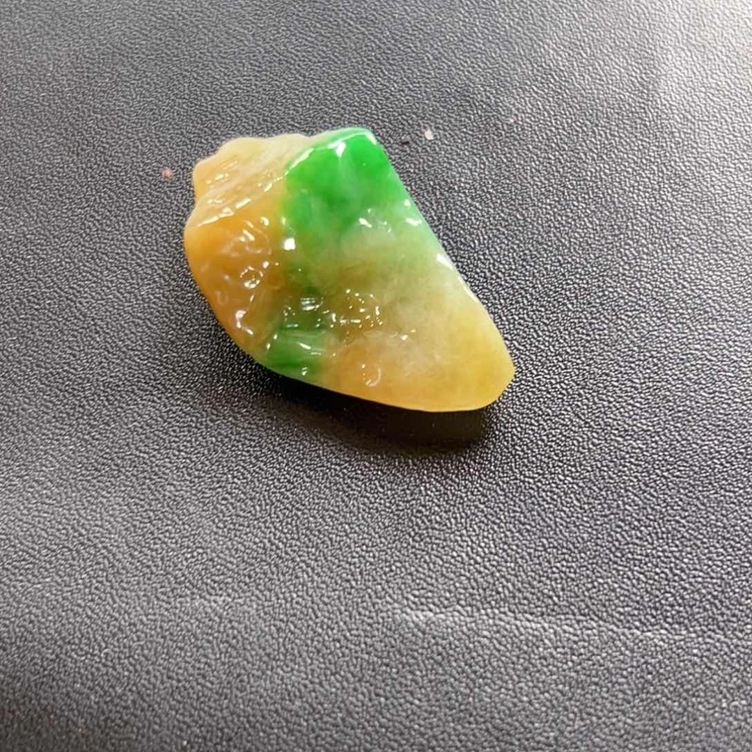 未镶嵌定制翡翠三彩黄加绿随形件