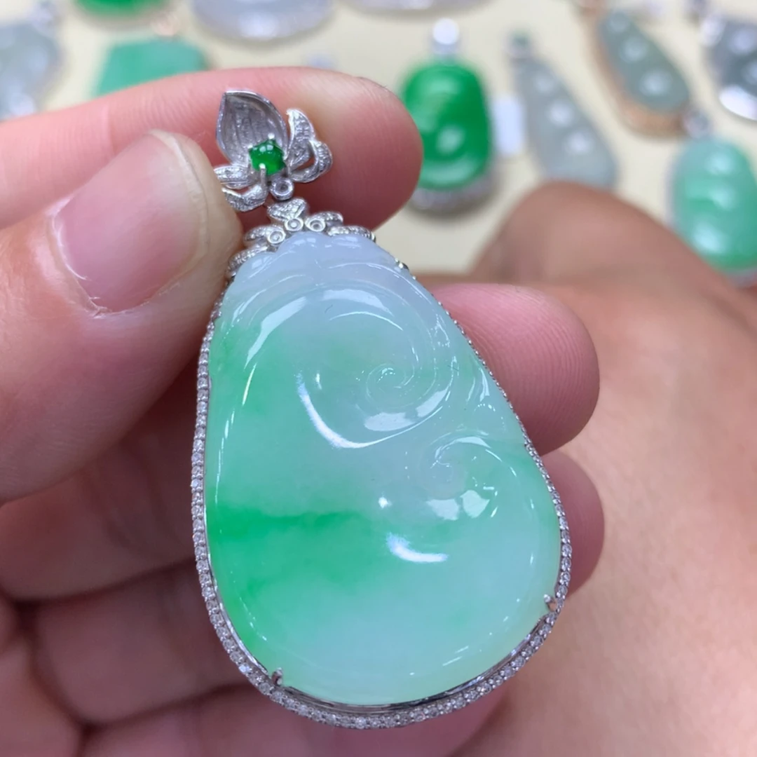 【闪购商品】颈饰18K金镶嵌翡翠如意