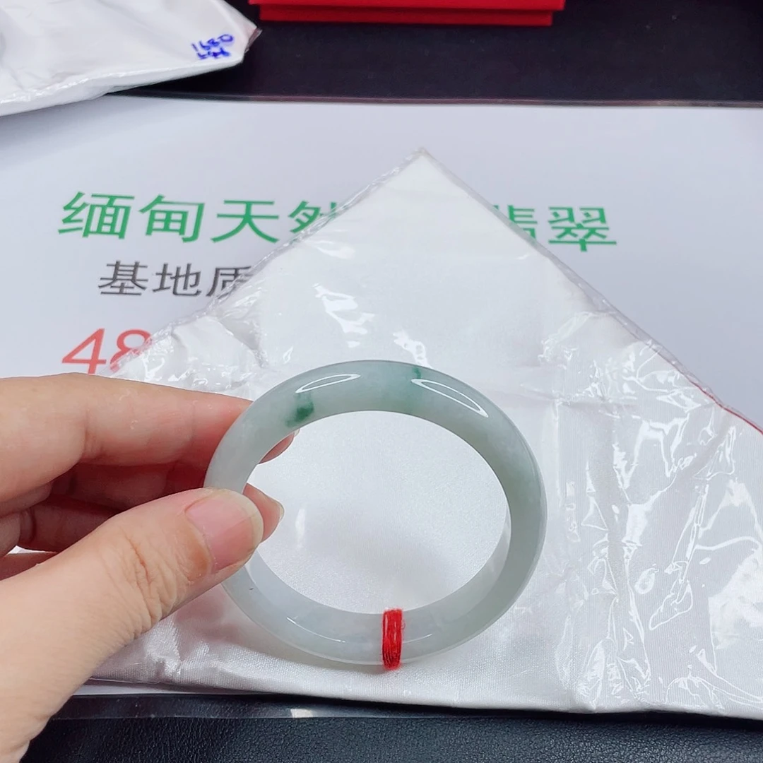 翡翠手镯未镶嵌锋*冰飘花手镯