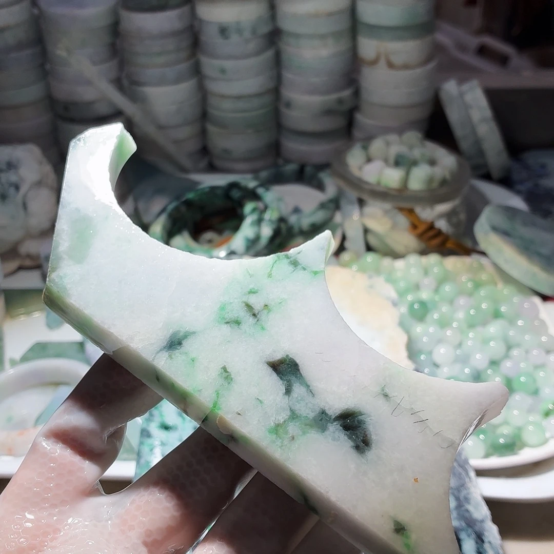 翡翠未镶嵌颈饰边角料