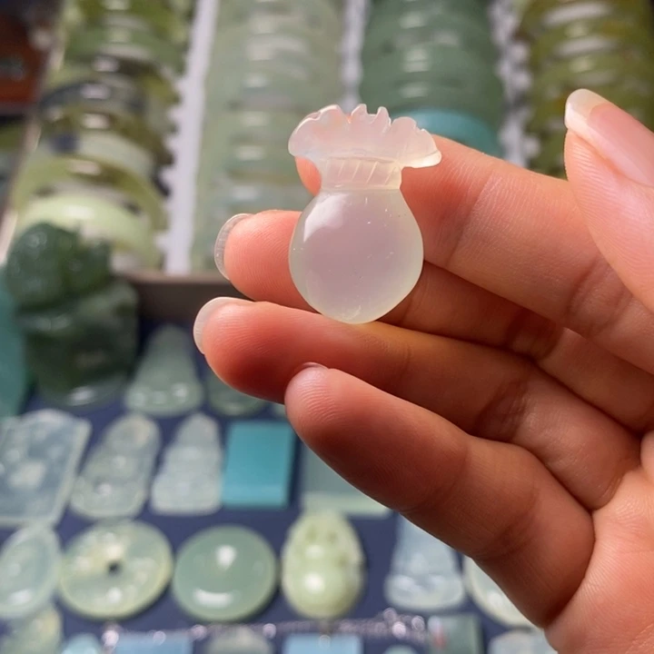 蛇纹石玉未镶嵌颈饰