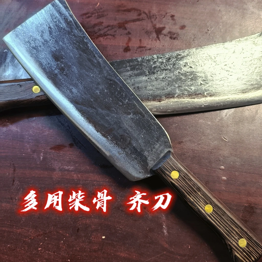 老铁匠锻打户外砍柴刀农用工具