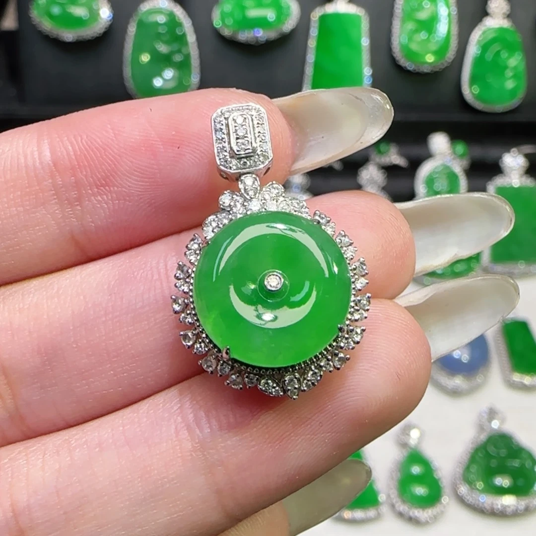 翡翠18K金镶嵌颈饰