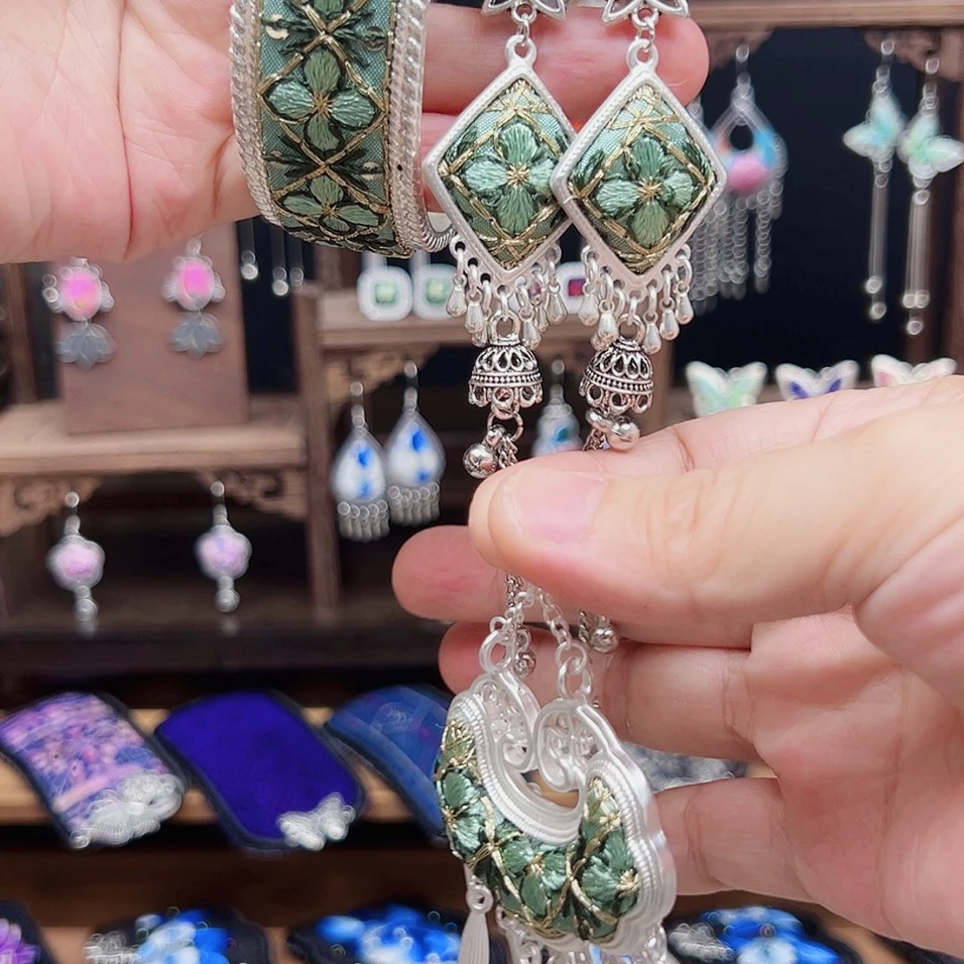 苗***娘织绣手工刺绣工艺品