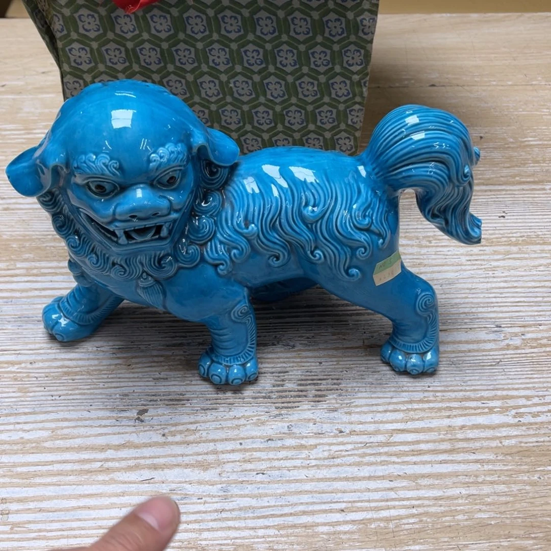 瓷片巴**货密密麻麻地排列着一个