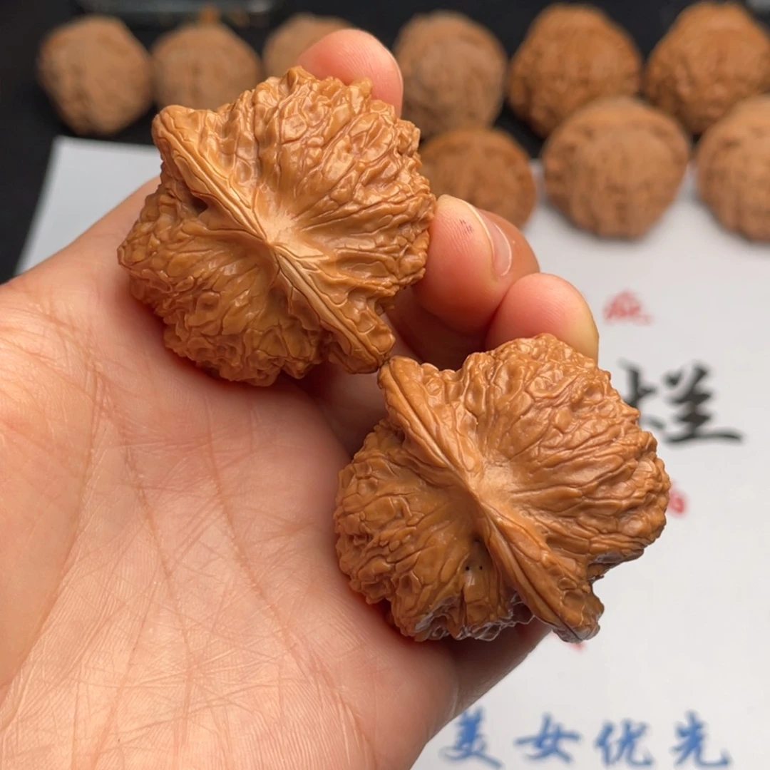 文玩核桃吊坠南***红378。41血麒麟虫眼