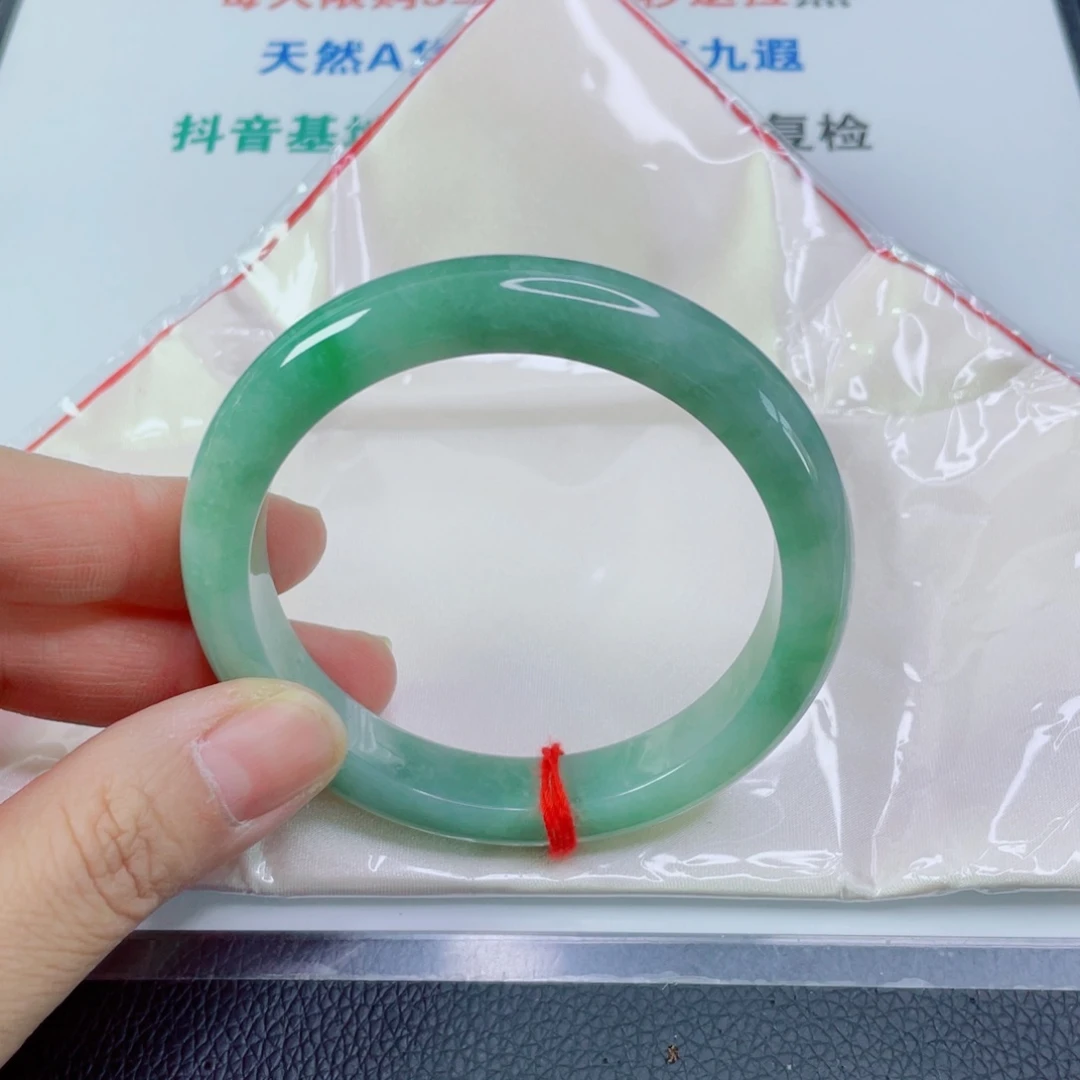 翡翠手镯未镶嵌秋**?天然