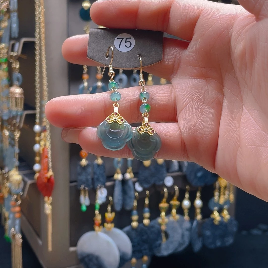 翡翠耳饰合金啦**！翡翠饰品