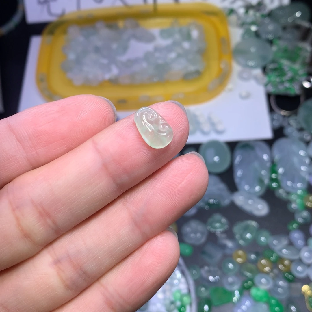翡翠未镶嵌颈饰如意