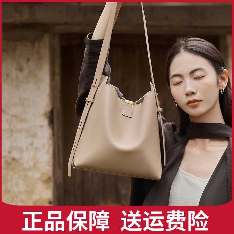 君澜包包女士2025新款水桶包女斜挎大容量女款真皮单肩通勤女包
