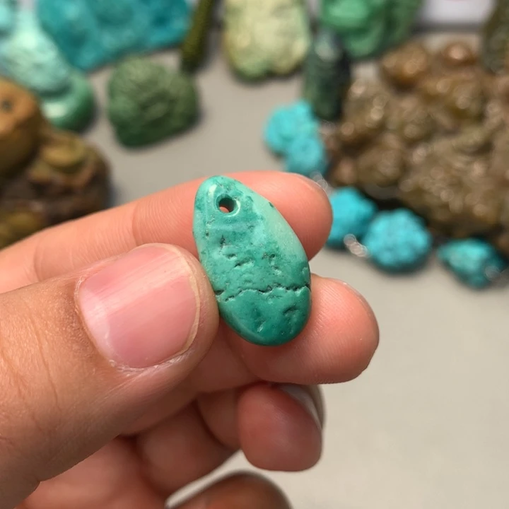 绿松石未镶嵌颈饰