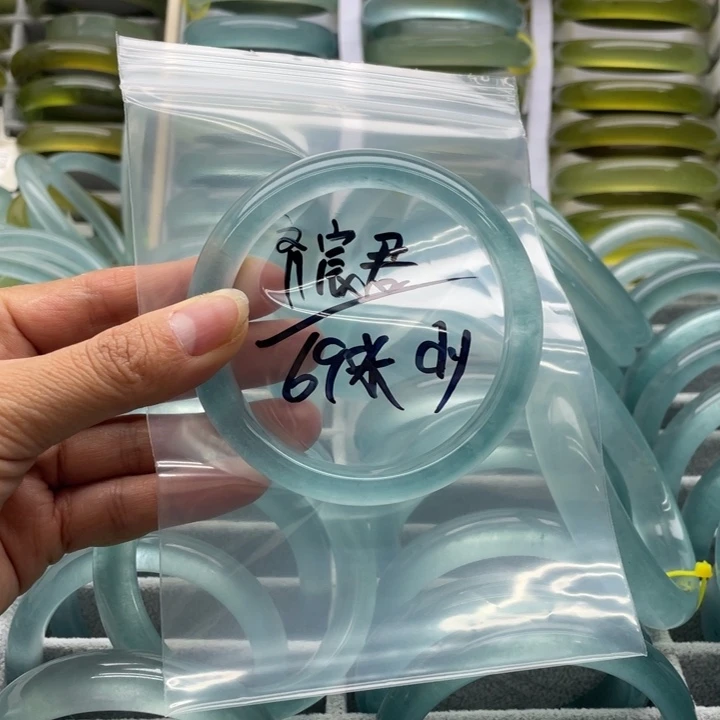 齐***君石英质玉手镯未镶嵌