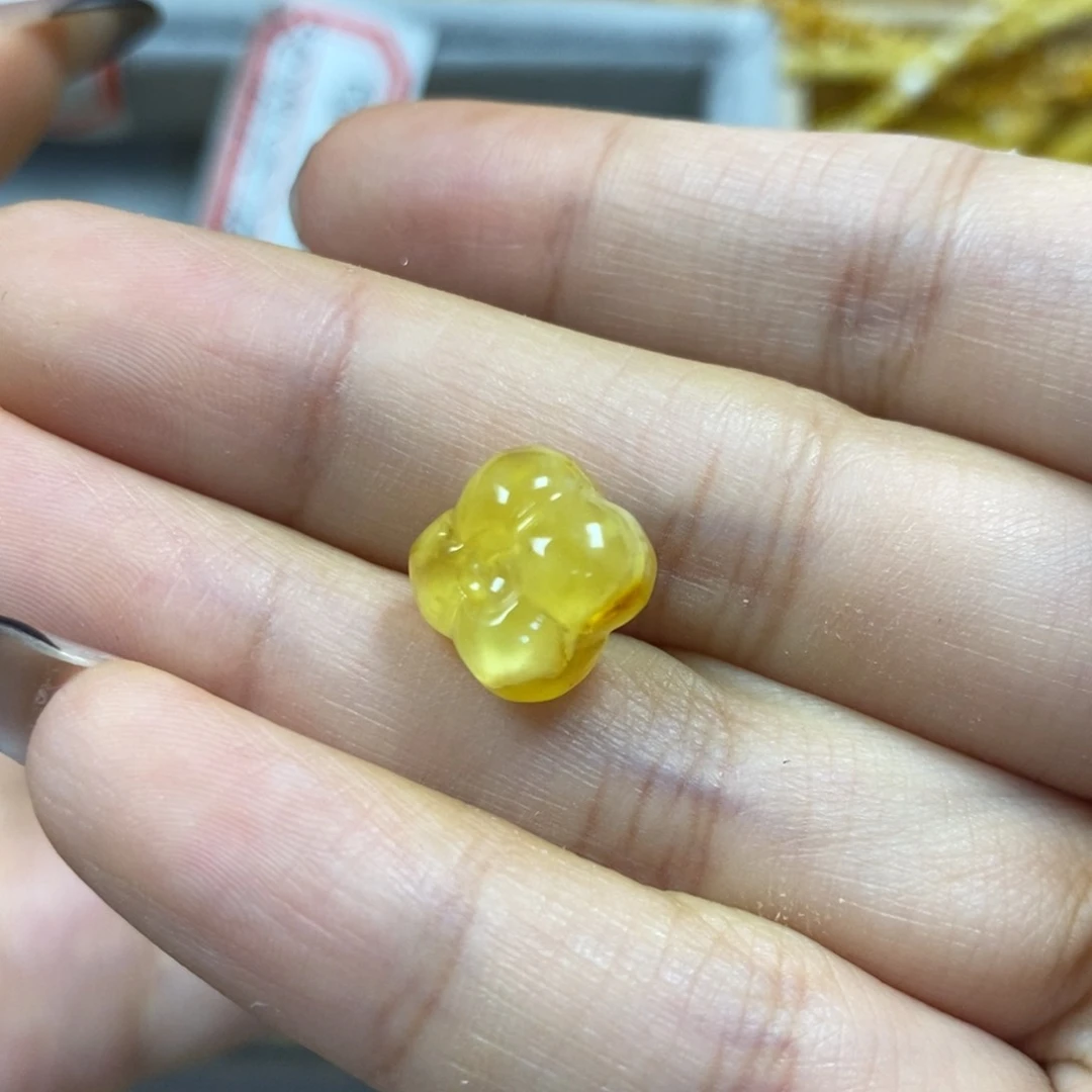 未镶嵌颈饰琥珀卖****?桂花