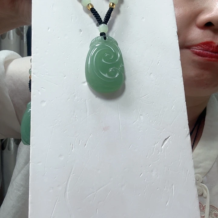 石英质玉未镶嵌颈饰如意