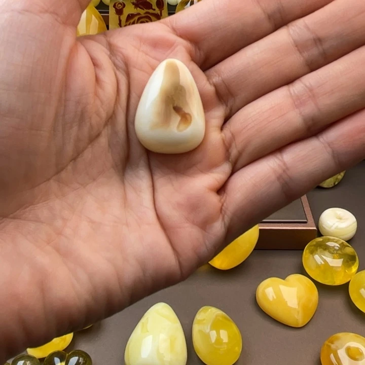 琥珀未镶嵌颈饰蜜蜡