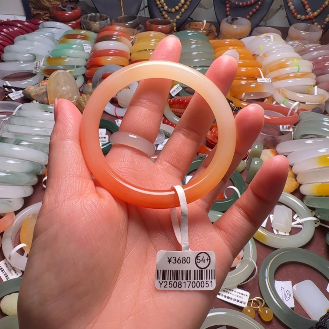 王***装石英岩玉未镶嵌手镯