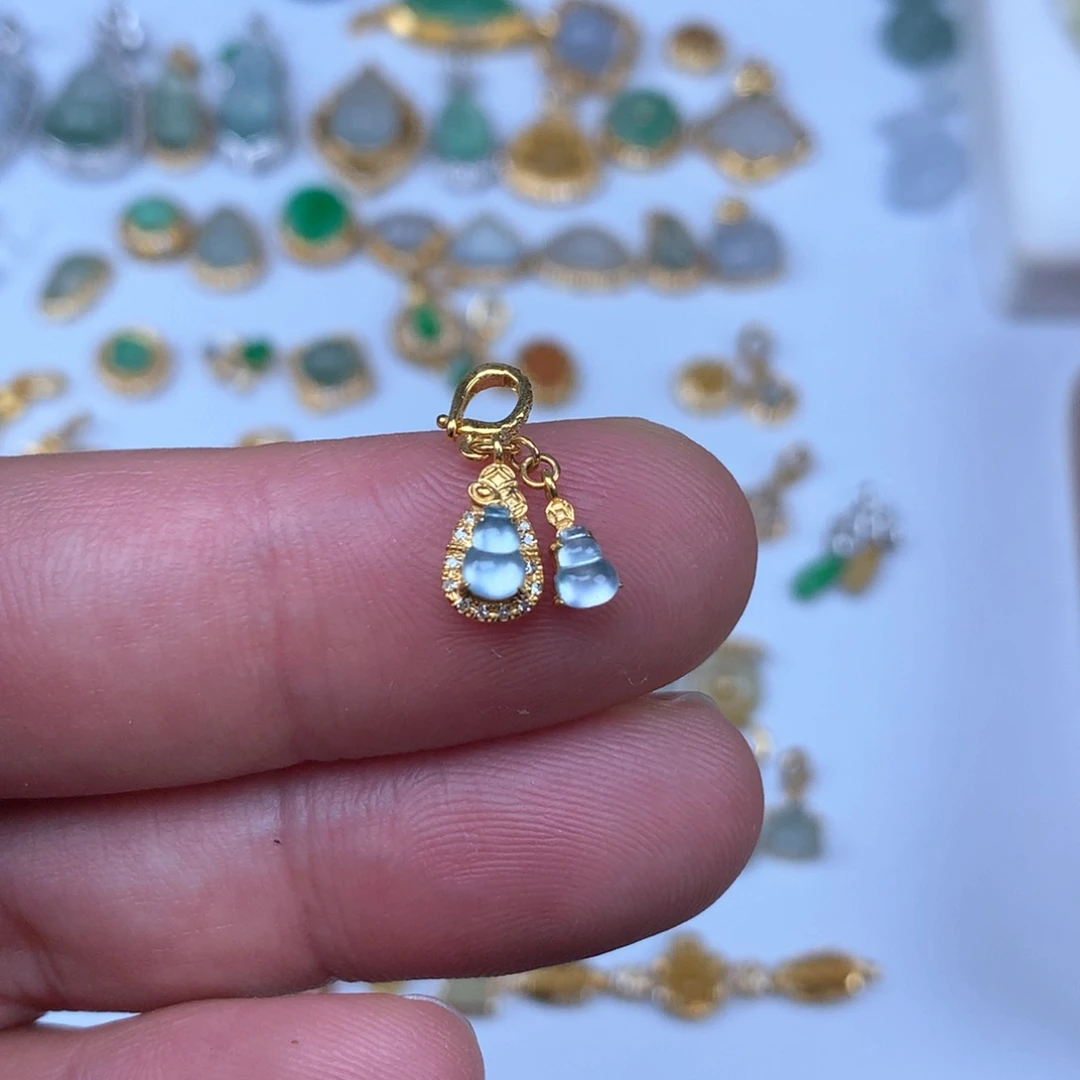 翡翠18K金镶嵌颈饰双葫芦