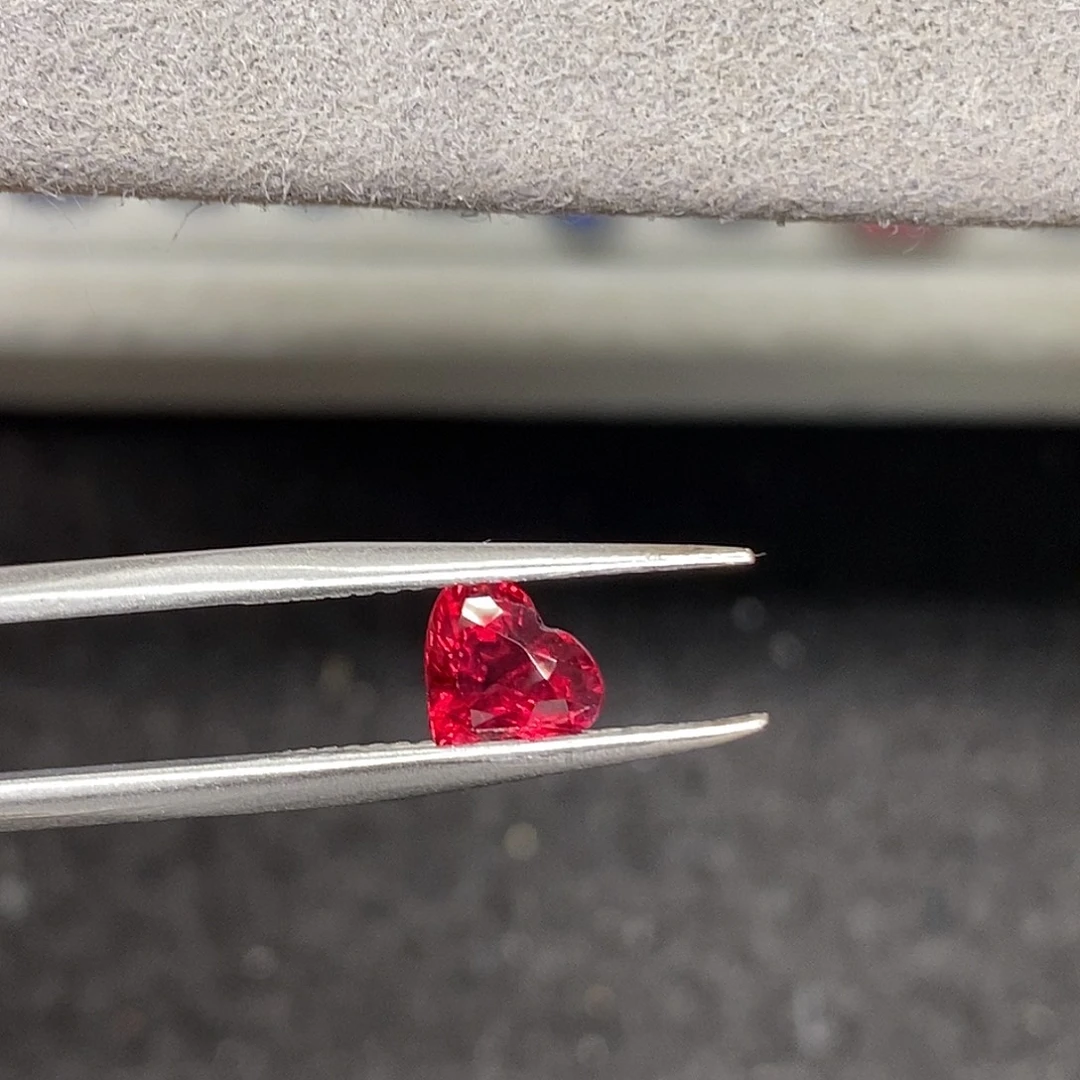 红宝石裸石1.07克拉天然无烧玻璃体满火彩鸽血红红宝石