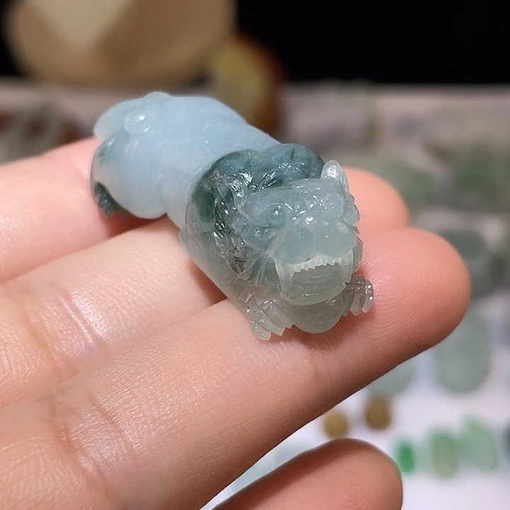 翡翠未镶嵌颈饰老虎