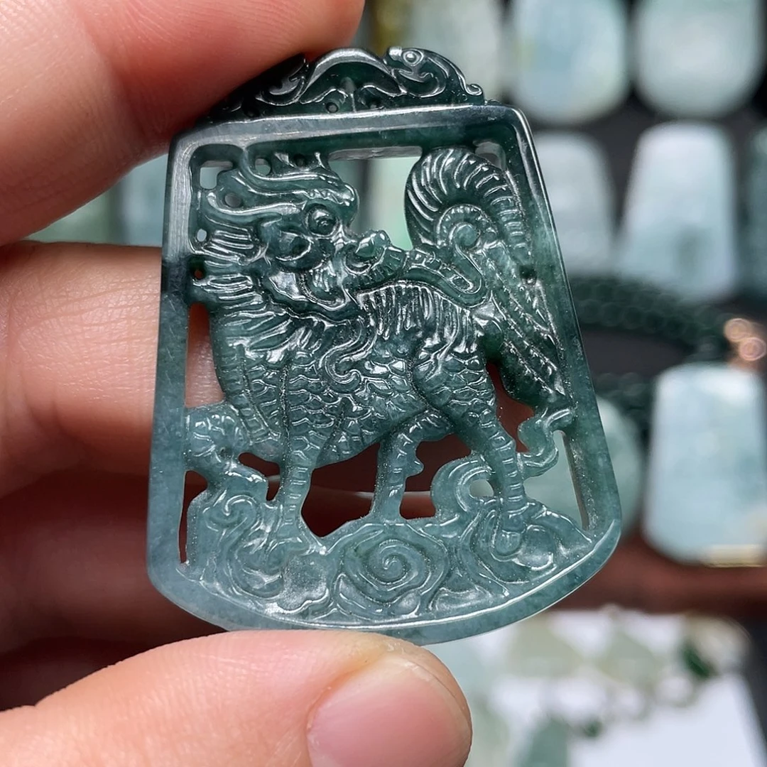 翡翠未镶嵌颈饰麒麟