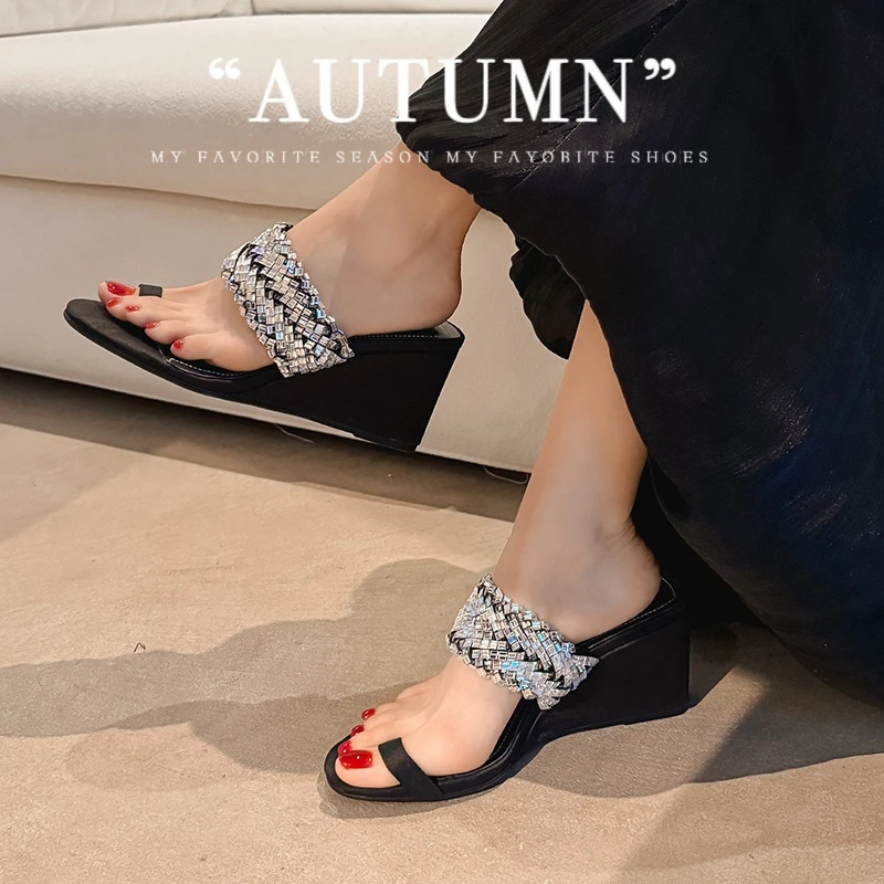 水钻/7cm坡跟真皮夹趾一字拖鞋女夏季外穿时尚编织露趾休闲凉拖鞋