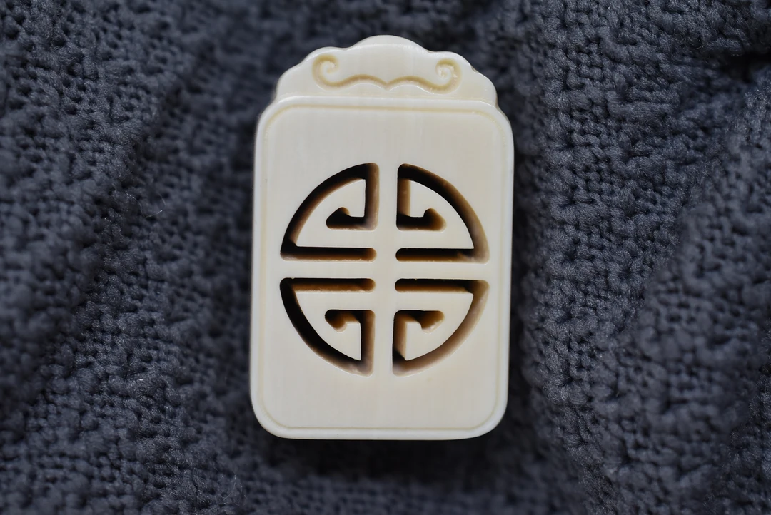 天然保真原色猛犸牙福寿牌满纹吊坠背云脖挂饰品配饰A0093