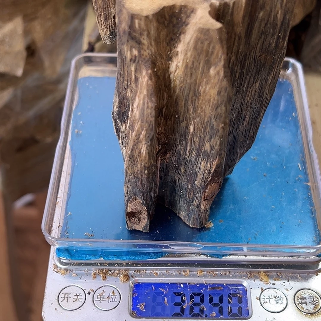 香料绿奇楠虫漏38克蓝宝石