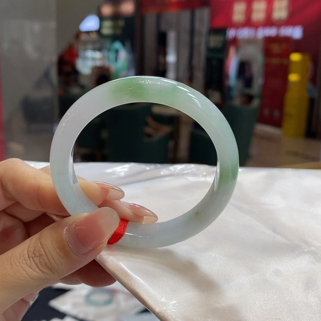 翡翠手镯未镶嵌翡翠