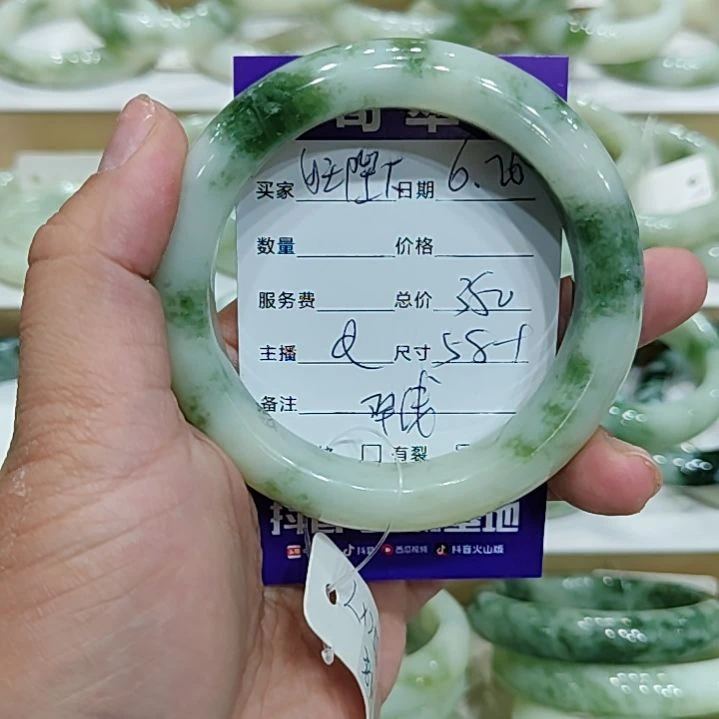 女***下透闪石-蛇纹石玉未镶嵌手镯