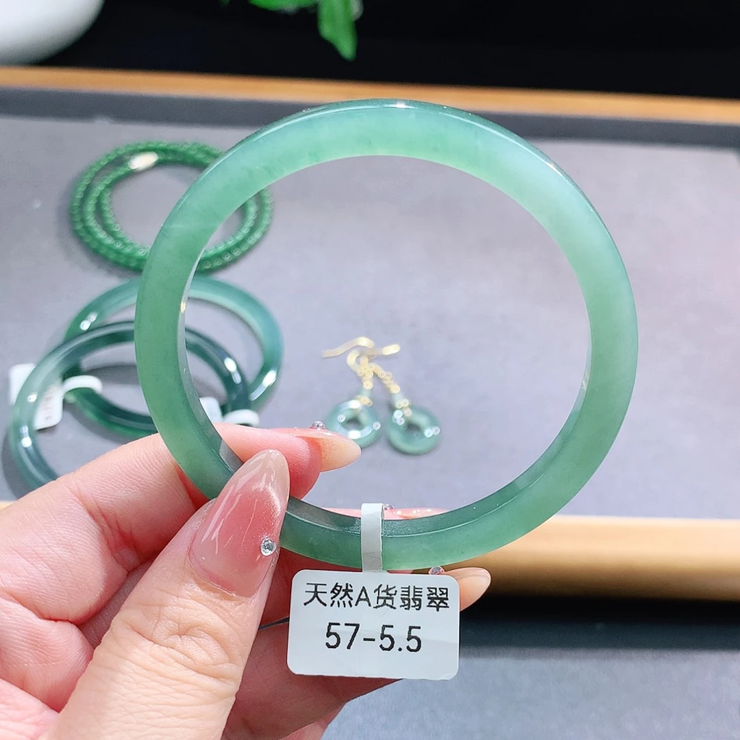 未镶嵌手镯（圆镯）翡翠