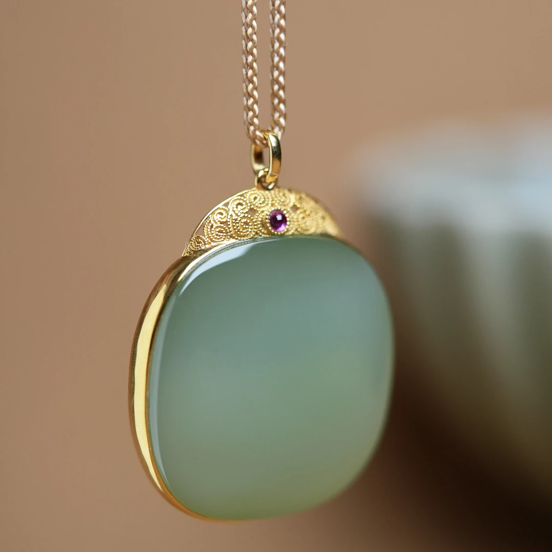 俄罗斯碧玉粉青18k金镶嵌无事牌无结构起荧光