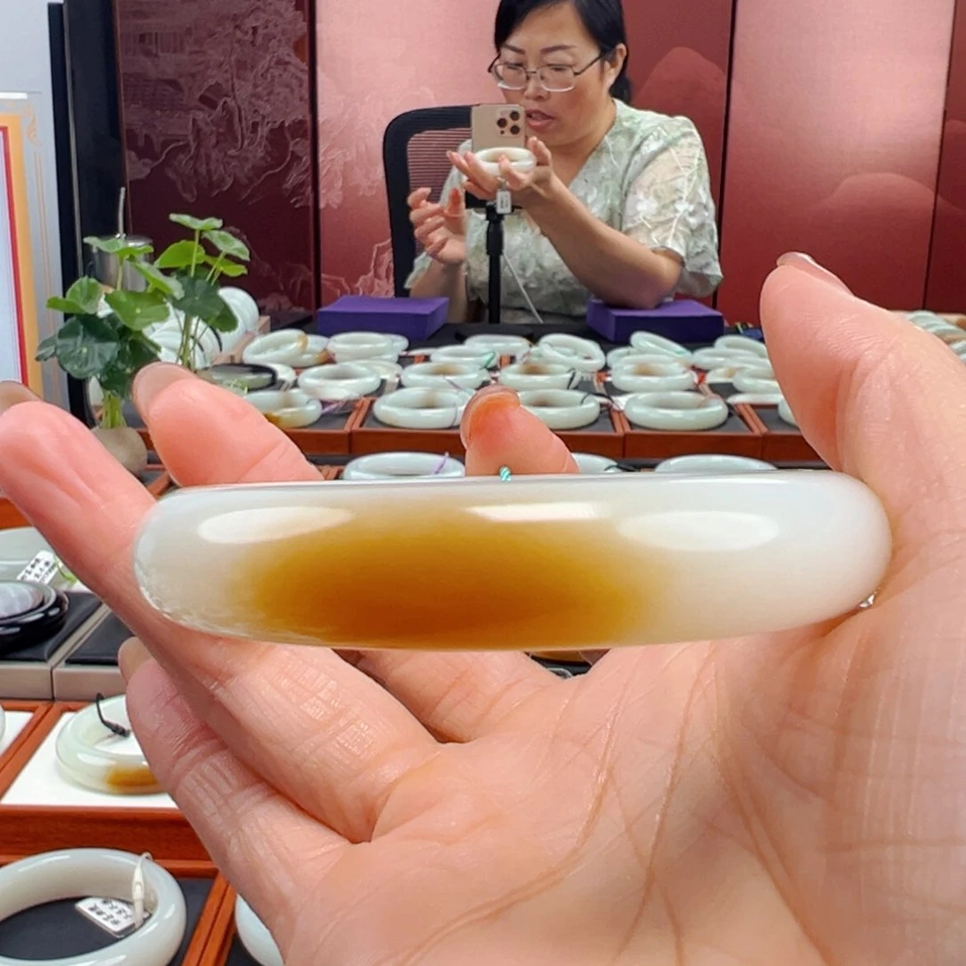 和田玉手镯未镶嵌远****绕