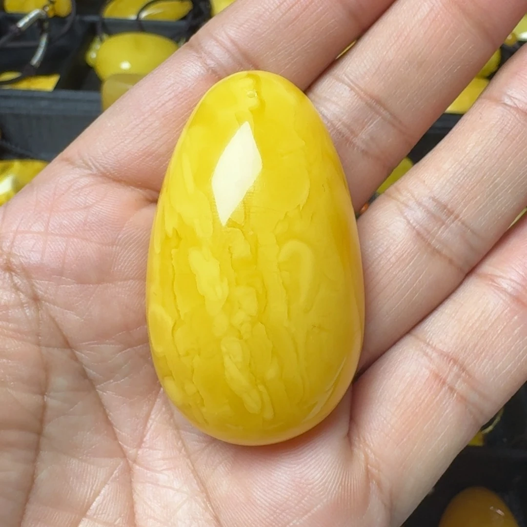 琥珀颈饰未镶嵌从****褚