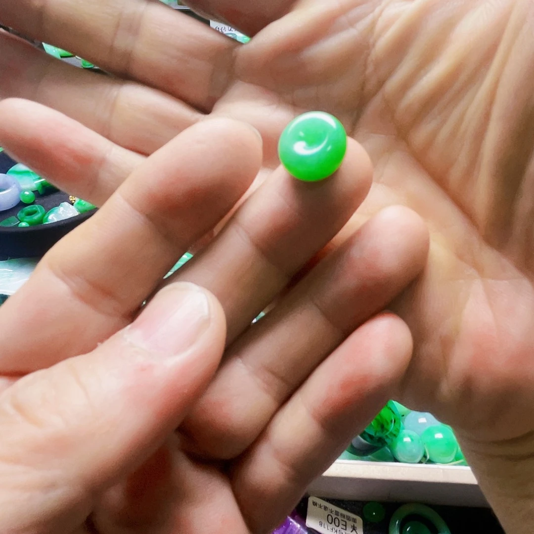 卡***啦翡翠未镶嵌颈饰肥扣子