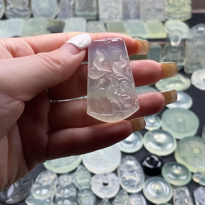 岫玉未镶嵌颈饰九尾狐牌