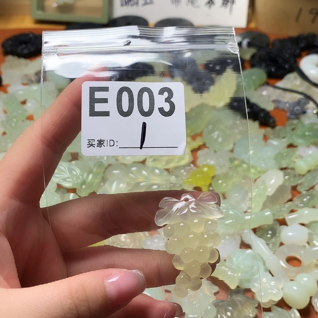 蛇纹石玉颈饰合金喜*?