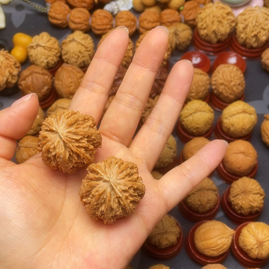 丶***林把件文玩核桃满天星