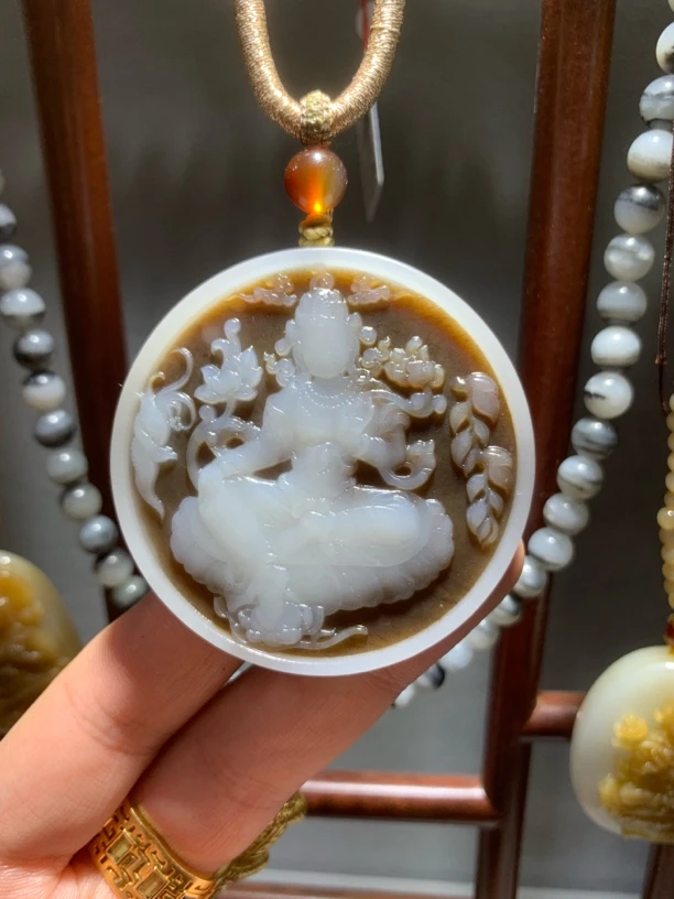 和田玉 特色料 重量61克构思巧妙雕工精美且细致入微整体浑然天成