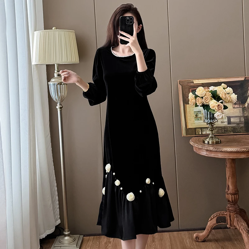大码高端钉珠黑色丝绒拼接连衣裙女2025秋冬新款气质显瘦减龄长裙