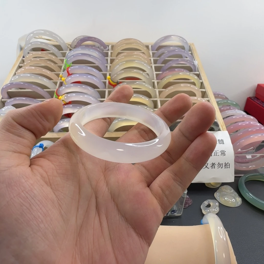 是***慧玛瑙/玉髓未镶嵌手镯