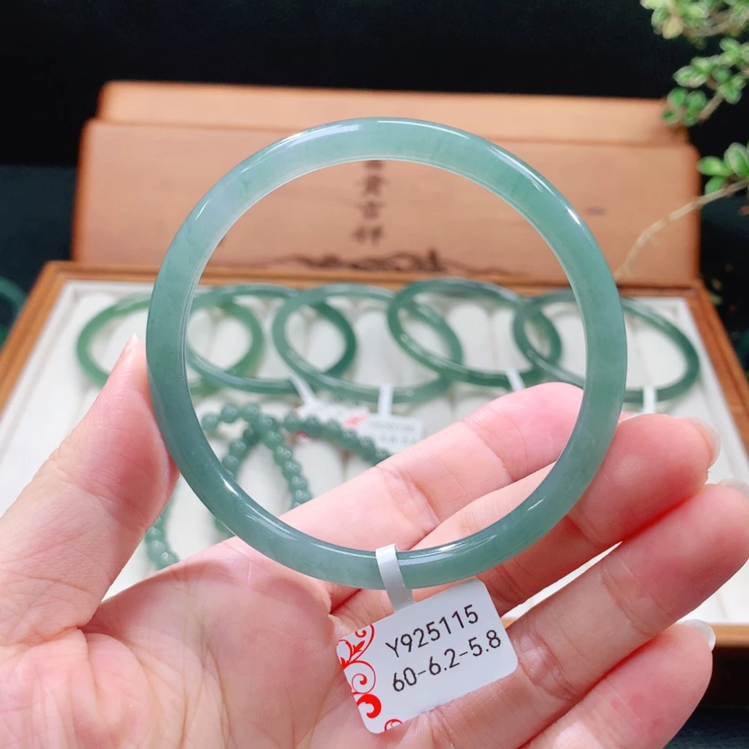 翡翠手镯（圆镯）未镶嵌