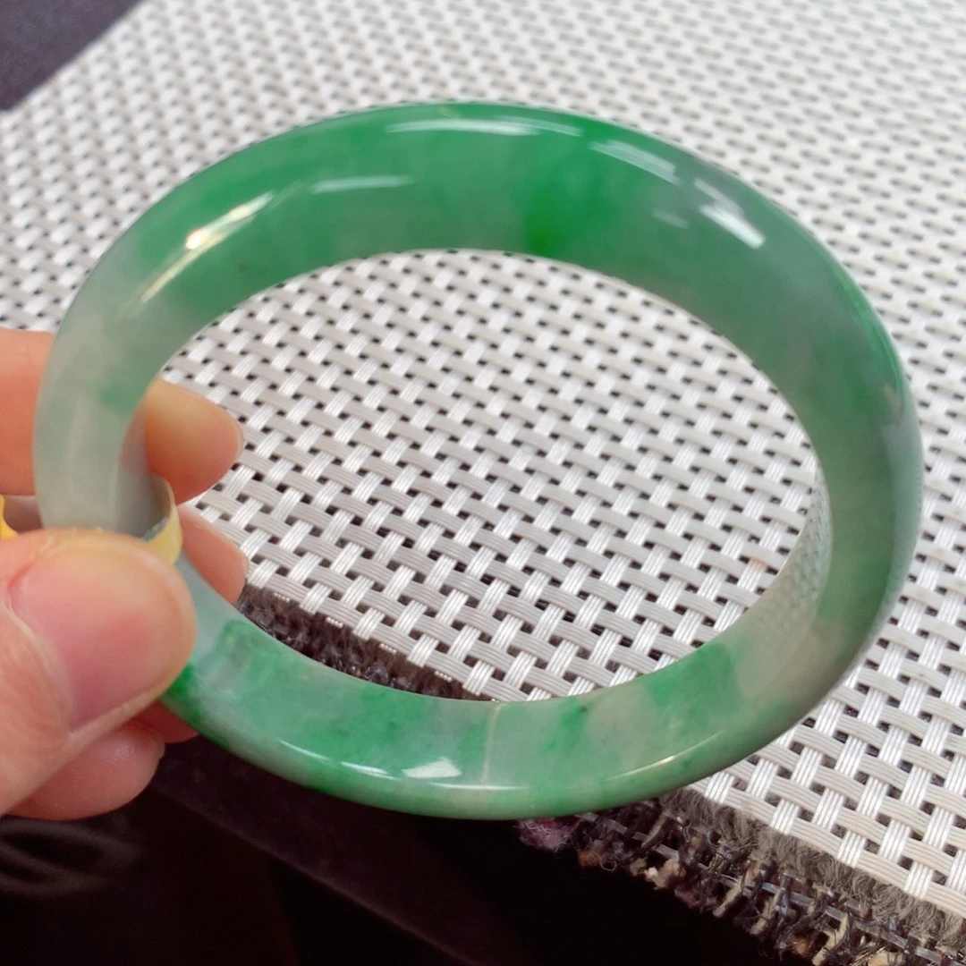 翡翠手镯未镶嵌缅甸