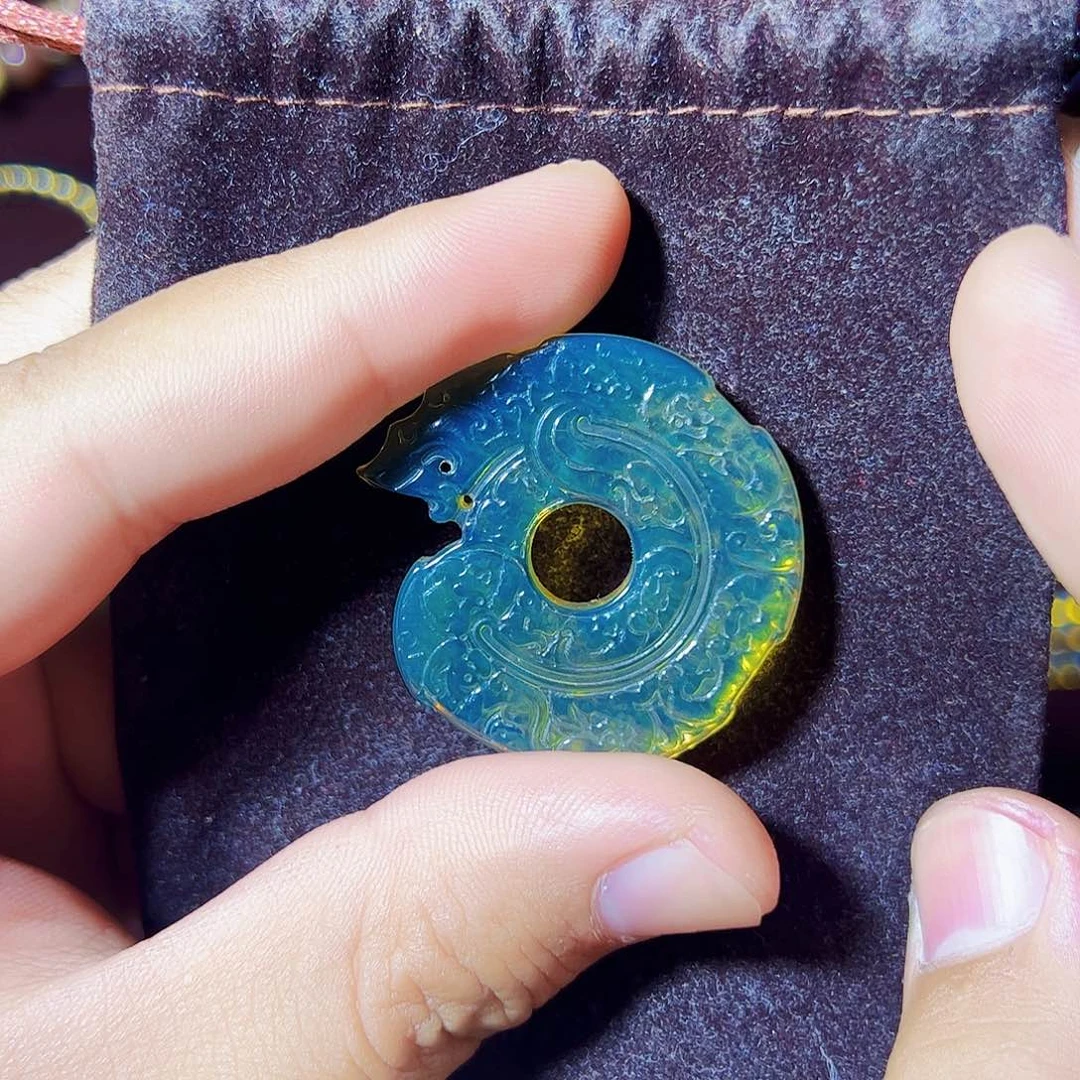 蓝珀珠宝奇石未镶嵌鱼化龙雕刻蓝珀净水玻璃体