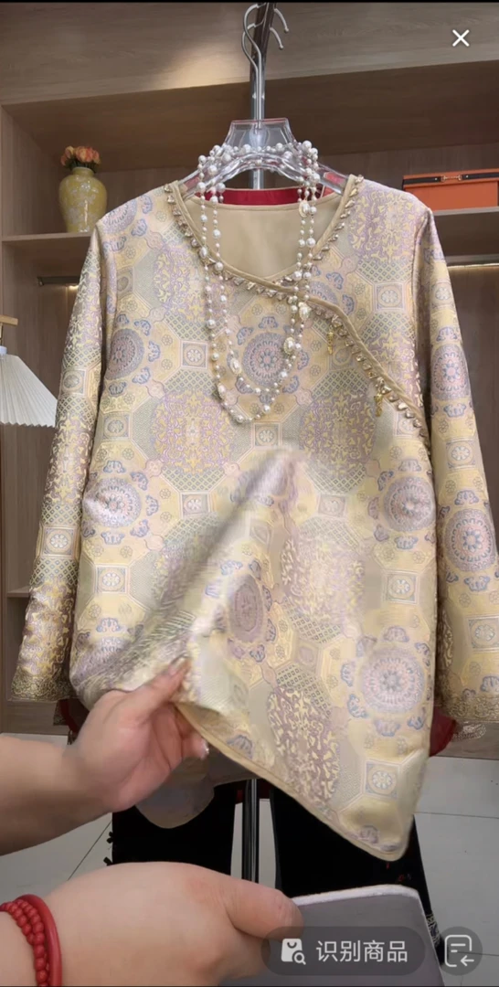 芃5103（钉钻八达晕纹新年款大码女装新中式国风斜襟喇叭袖提花衫