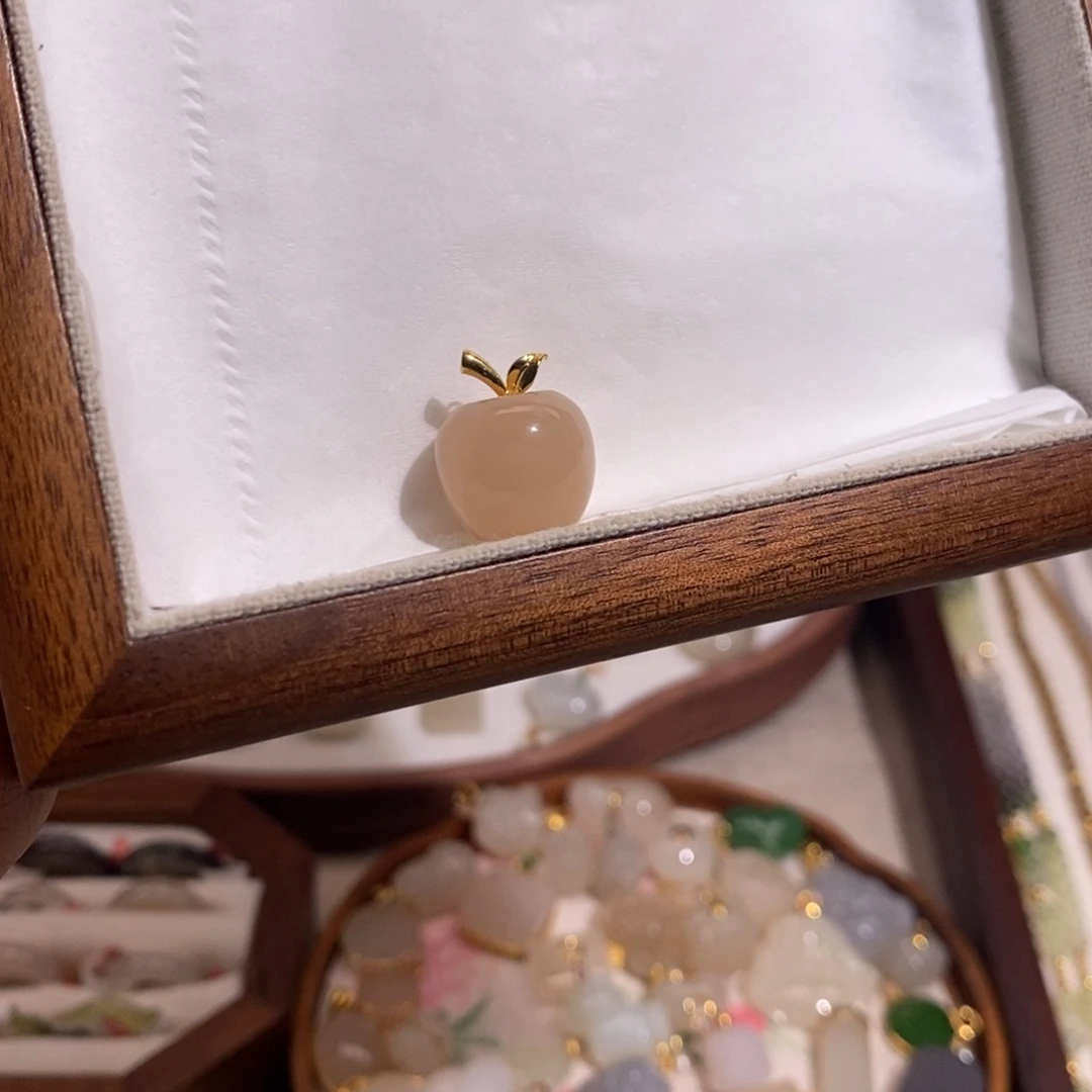 颈饰18K金镶嵌和田玉