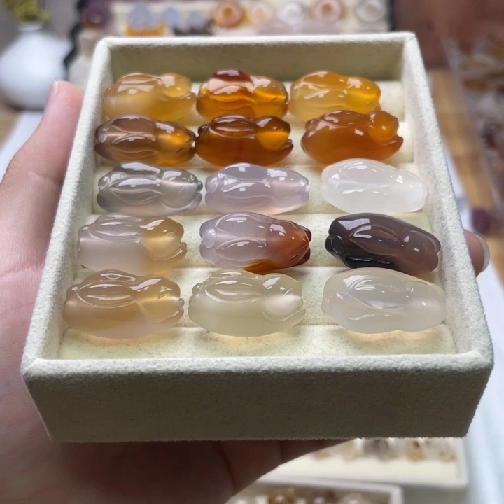玛瑙/玉髓天然玛瑙飞天兔/只未镶嵌
