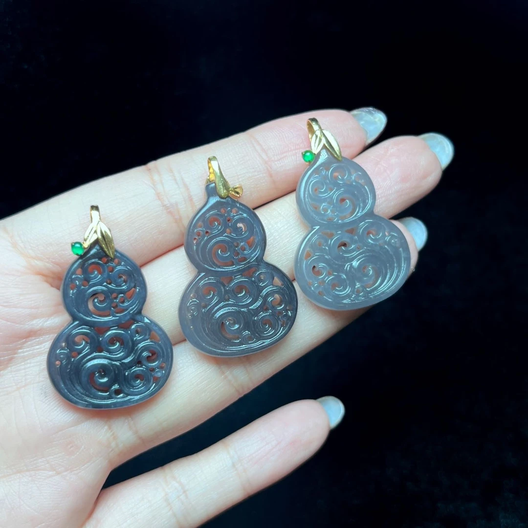 14 V85375-18K金镶嵌和田玉吊坠-多样性发其一-22*31*4mm（东哥）