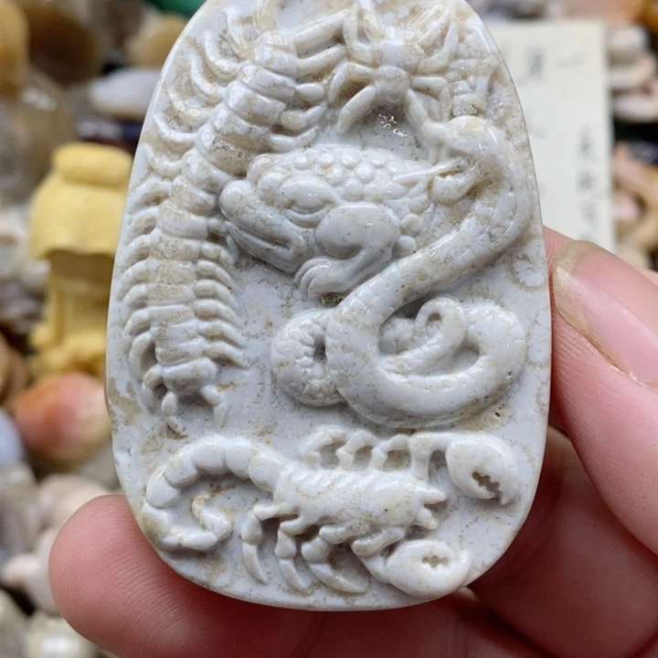 颈饰未镶嵌硅化珊瑚（珊瑚玉）有瑕